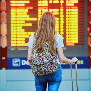 Mädchen am Flughafen Gute Gründe warum man Austauschschüler werden sollte
